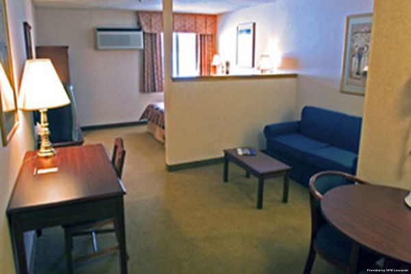 BAYMONT INN & SUITES BRANFORD (Stony Creek)